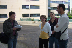 Karim, Virginie, marie Martine rpondent aux questions du journaliste devant lIUT Jules Verne de Beauvais