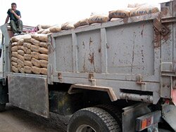 On d&eacute;charge le ciment